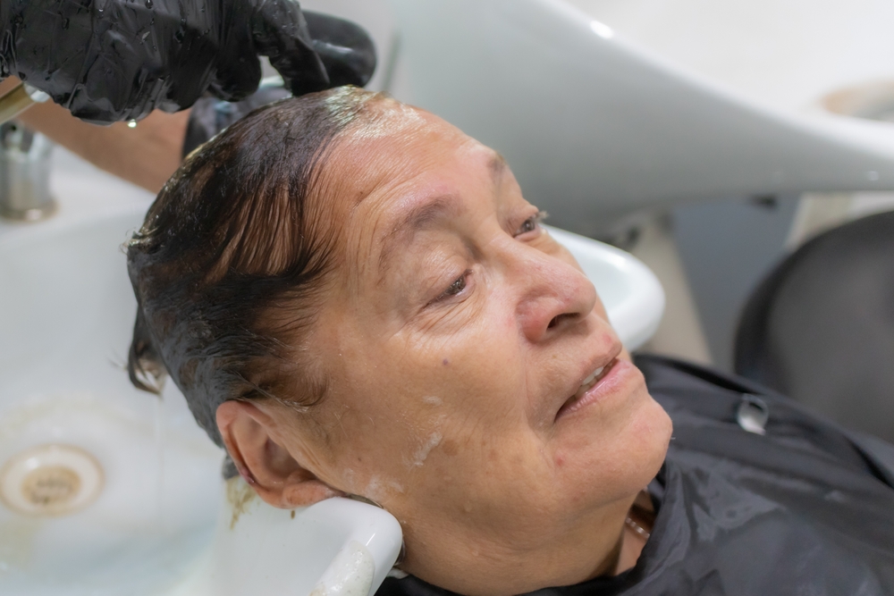 How to Wash Elderly Hair in Bed