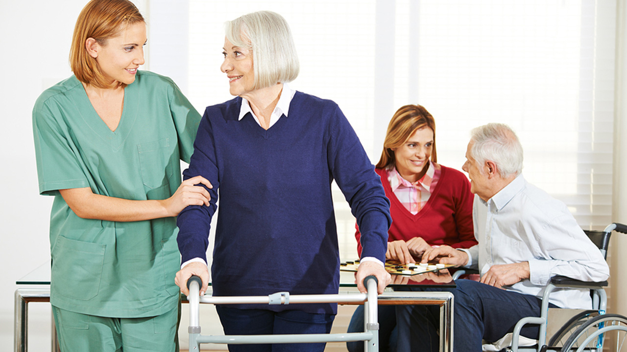 What Is the Difference Between a Nurse and a Caregiver?